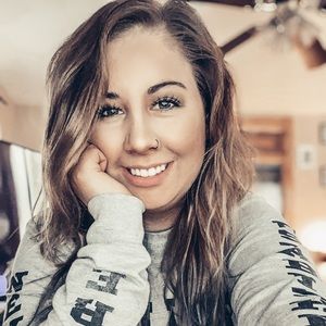 Meet your Posher, Caitlin